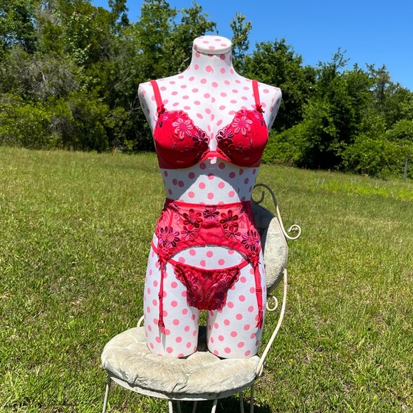 Victoria’s Secret 3-Piece Set - Picture 1 of 8